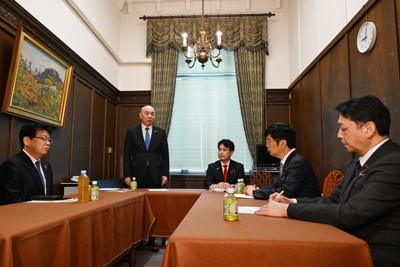 政策協議に臨み、発言する日本保守党の百田尚樹代表（左から2人目）。右から3人目は自民党の滝波宏文氏＝国会内で2026年4月28日午前9時4分、平田明浩撮影
