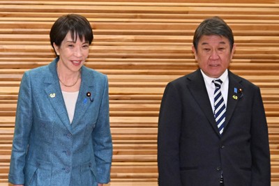 閣議に臨む高市早苗首相（左）と茂木敏充外相＝首相官邸で2026年4月28日午前8時18分、平田明浩撮影