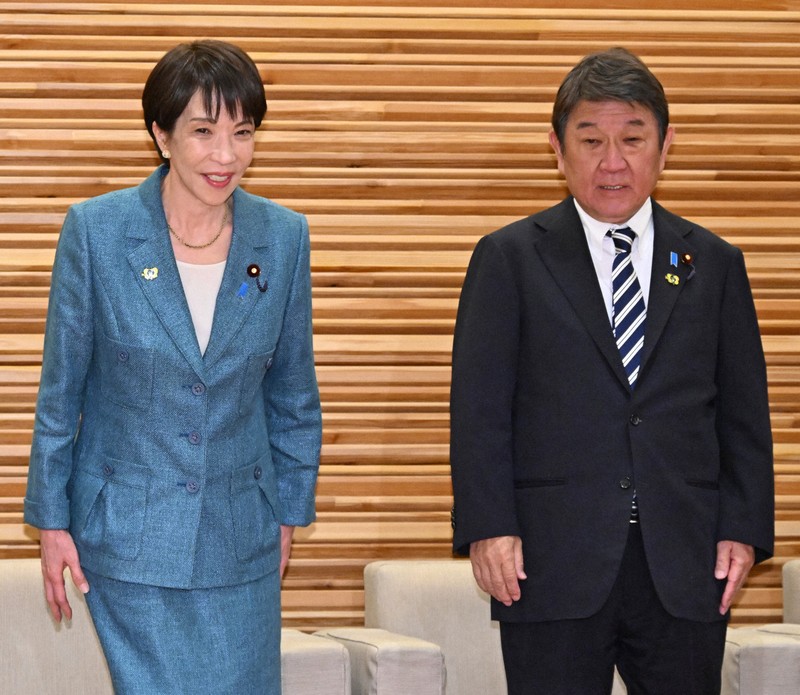 閣議に臨む高市早苗首相（左）と茂木敏充外相＝首相官邸で2026年4月28日午前8時18分、平田明浩撮影