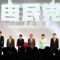 第93回自民党大会で党歌を斉唱する高市早苗首相（左から4人目）ら＝東京都内で2026年4月12日午前（代表撮影）