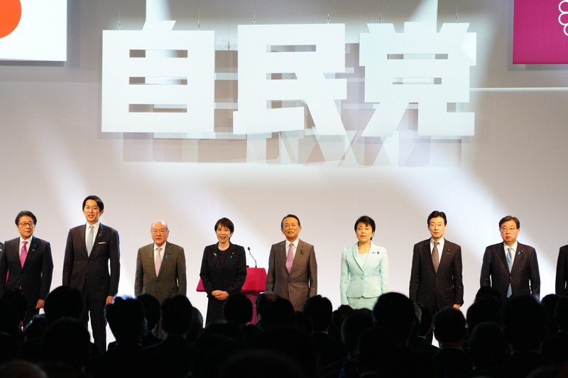 第93回自民党大会で党歌を斉唱する高市早苗首相（左から4人目）ら＝東京都内で2026年4月12日午前（代表撮影）