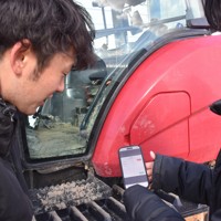 生成AIを活用した農作業マニュアルの更新機能を試すため、声を吹き込む作業員＝秋田県大潟村で2026年3月9日午後3時47分、町野幸撮影