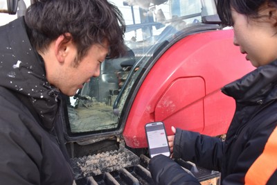 生成AIを活用した農作業マニュアルの更新機能を試すため、声を吹き込む作業員＝秋田県大潟村で2026年3月9日午後3時47分、町野幸撮影