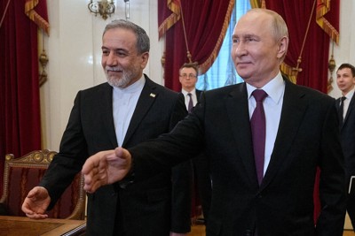会談に臨むロシアのプーチン大統領（右）とイランのアラグチ外相＝露北西部サンクトペテルブルクで2026年4月27日、ロイター