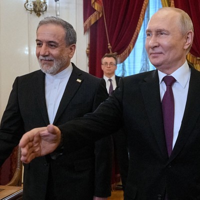 イランのアラグチ外相、プーチン露大統領と会談　協力関係を強調