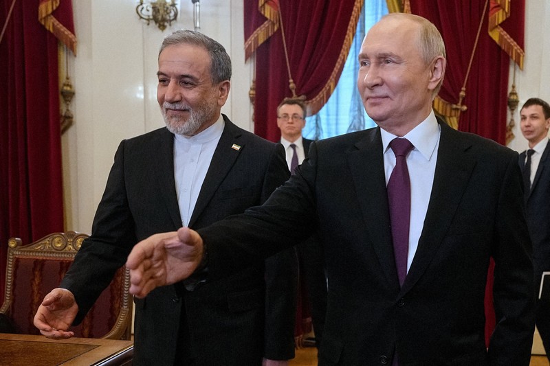 会談に臨むロシアのプーチン大統領（右）とイランのアラグチ外相＝露北西部サンクトペテルブルクで2026年4月27日、ロイター