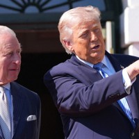トランプ米大統領（右）と言葉を交わすチャールズ英国王＝ワシントンで2026年4月27日、AP