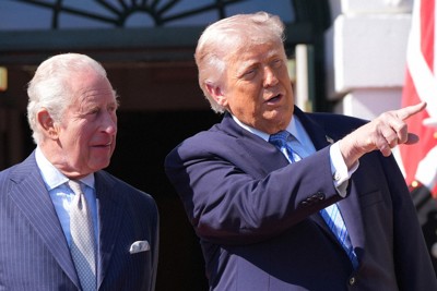 トランプ米大統領（右）と言葉を交わすチャールズ英国王＝ワシントンで2026年4月27日、AP