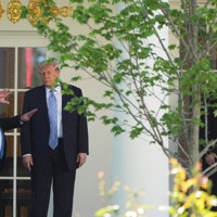 ホワイトハウスで職員と言葉を交わすトランプ米大統領（右）＝ワシントンで2026年4月27日、AP