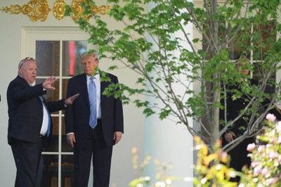 ホワイトハウスで職員と言葉を交わすトランプ米大統領（右）＝ワシントンで2026年4月27日、AP