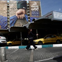 ホルムズ海峡におけるイランの「支配」が表現されたビルの看板＝イランの首都テヘランで2026年4月27日、WANAロイター