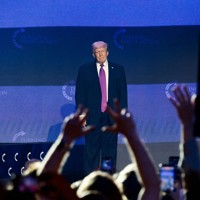 中間選挙の集会で登壇したトランプ米大統領＝米西部アリゾナ州フェニックスで2026年4月17日、ロイター