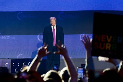 中間選挙の集会で登壇したトランプ米大統領＝米西部アリゾナ州フェニックスで2026年4月17日、ロイター