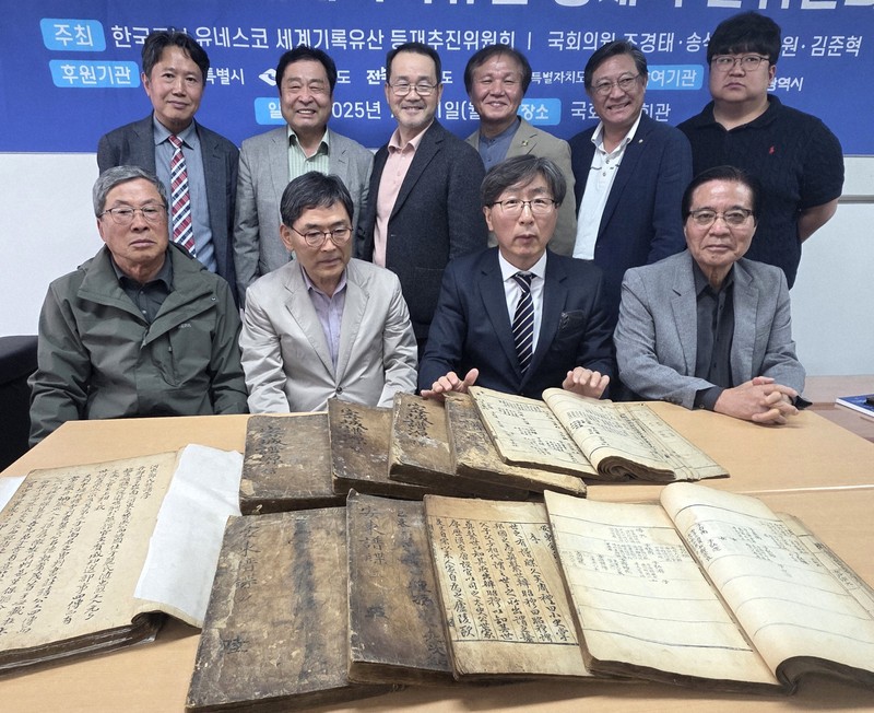 【貴重・希少！】財界家系譜大観　第一版　常磐書院（昭和47年） 世界記憶遺産の価値あり? 韓国人が戦火でも守り抜く「家系図」 | 毎日新聞