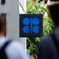 ウィーンの石油輸出国機構（OPEC）本部前に掲げられたOPECのロゴ＝2024年5月28日、ロイター
