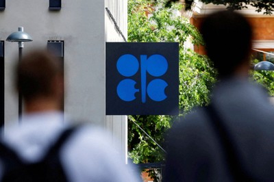 ウィーンの石油輸出国機構（OPEC）本部前に掲げられたOPECのロゴ＝2024年5月28日、ロイター