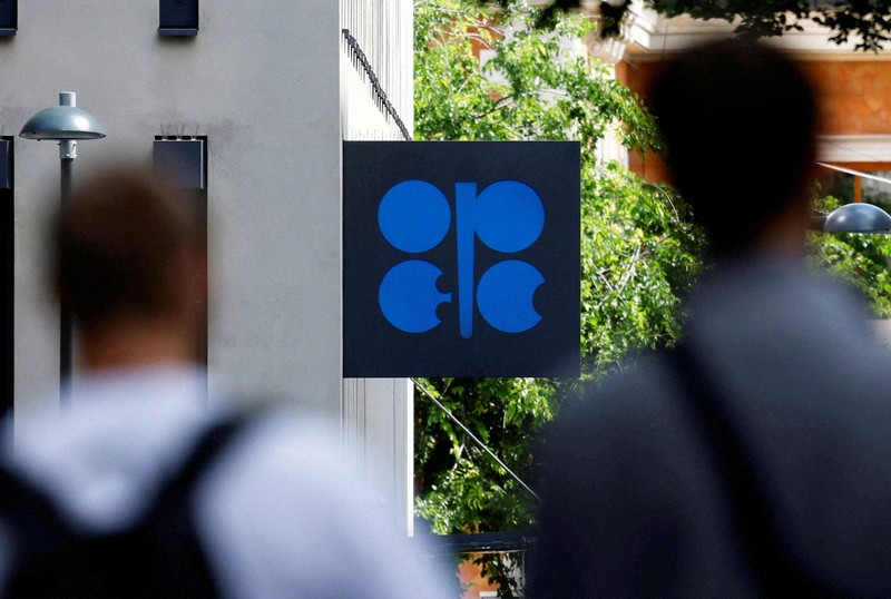 ウィーンの石油輸出国機構（OPEC）本部前に掲げられたOPECのロゴ＝2024年5月28日、ロイター