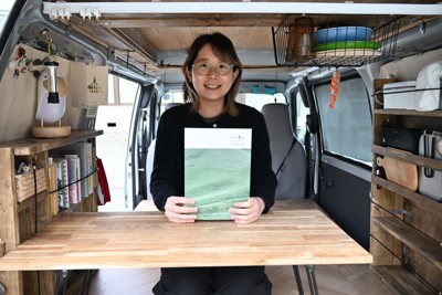 車で続ける旅をまとめた「、、と。」を発行した白石真巳さん＝島根県邑南町で2026年4月12日午後5時2分、小林理撮影