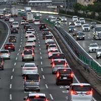 行楽地から戻る車などで混雑する九州自動車道＝福岡県筑紫野市で2025年5月5日午後6時20分、金澤稔撮影