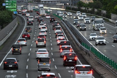 行楽地から戻る車などで混雑する九州自動車道＝福岡県筑紫野市で2025年5月5日午後6時20分、金澤稔撮影