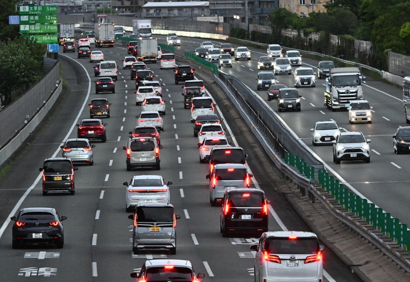 行楽地から戻る車などで混雑する九州自動車道＝福岡県筑紫野市で2025年5月5日午後6時20分、金澤稔撮影