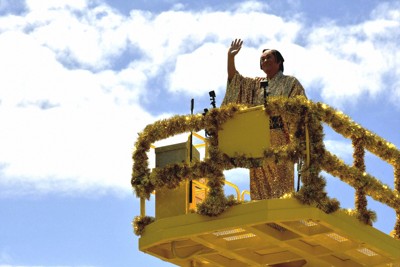 地上15メートルでマツケンサンバを披露する松平健さん＝横浜・八景島シーパラダイスで27日、國枝すみれ撮影