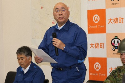山林火災で記者会見をする岩手県大槌町の平野公三町長（中央）＝大槌町で2026年4月28日午前11時1分、奥田伸一撮影