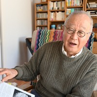 有機水銀中毒症に関する論文を手に説明する熊本大名誉教授の浴野成生さん＝北海道内で2026年3月13日、加藤学撮影