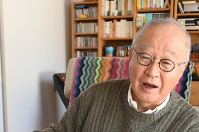 有機水銀中毒症に関する論文を手に説明する熊本大名誉教授の浴野成生さん＝北海道内で2026年3月13日、加藤学撮影