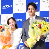 引退記者会見で花束を手にする三浦璃来さん（左）と木原龍一さん＝東京都千代田区で2026年4月28日午前10時31分、猪飼健史撮影