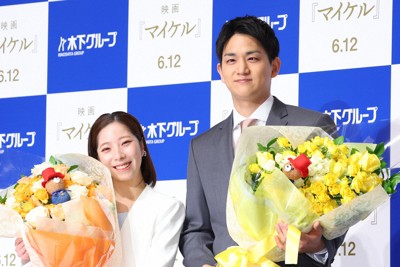 引退記者会見で花束を手にする三浦璃来さん（左）と木原龍一さん＝東京都千代田区で2026年4月28日午前10時31分、猪飼健史撮影