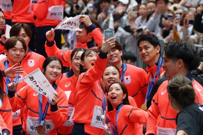 日本橋でのパレードを楽しむフィギュアスケートの選手たち＝東京都中央区で2026年4月25日午前10時11分、猪飼健史撮影