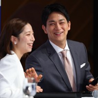 引退記者会見で笑顔を見せる三浦璃来さん（左）と木原龍一さん＝東京都千代田区で2026年4月28日午前10時55分、猪飼健史撮影