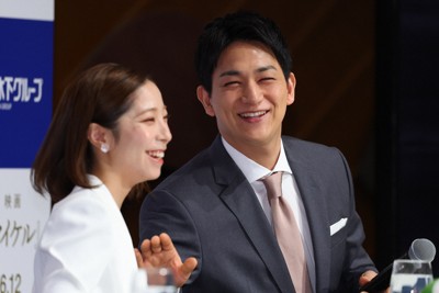 引退記者会見で笑顔を見せる三浦璃来さん（左）と木原龍一さん＝東京都千代田区で2026年4月28日午前10時55分、猪飼健史撮影