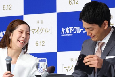 引退記者会見に臨む三浦璃来さん（左）と木原龍一さん＝東京都千代田区で2026年4月28日午前10時32分、猪飼健史撮影