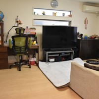 リビングに置かれた翔太さん（仮名）の机。塾の先生から子ども部屋にこもらせず家族の目の行き届くところで勉強するようアドバイスされた＝2026年3月14日午後2時25分、太田敦子撮影