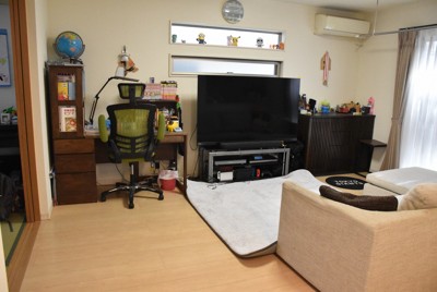リビングに置かれた翔太さん（仮名）の机。塾の先生から子ども部屋にこもらせず家族の目の行き届くところで勉強するようアドバイスされた＝2026年3月14日午後2時25分、太田敦子撮影