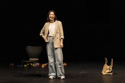 「ガールズ＆ボーイズ」の真飛聖＝岡千里撮影