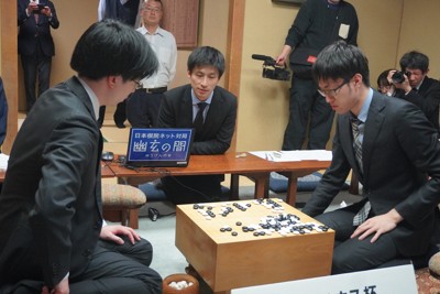 第64期十段戦五番勝負で許家元九段（右）を降して防衛を果たした芝野虎丸十段