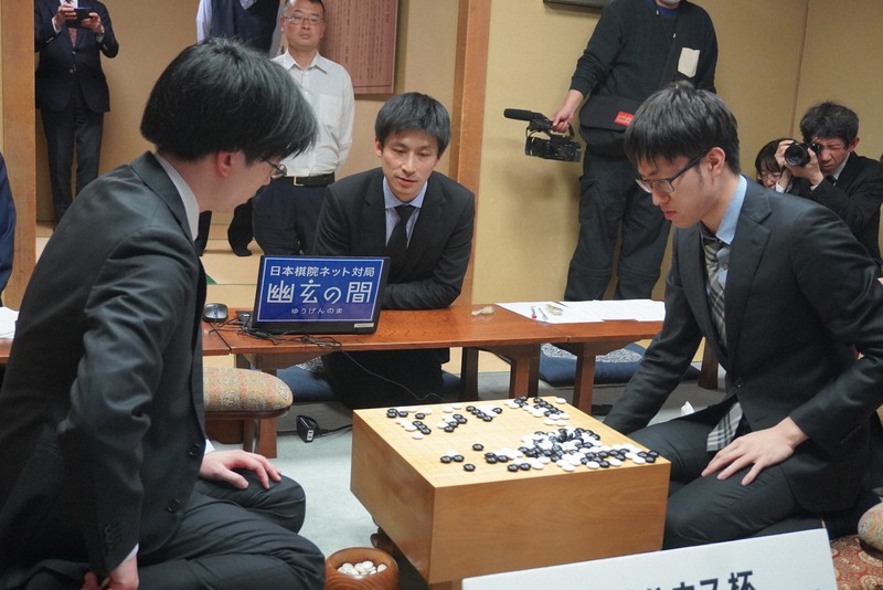 第64期十段戦五番勝負で許家元九段（右）を降して防衛を果たした芝野虎丸十段