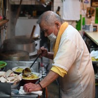 中華そばを作るつたふじ店主の仁井博明さん＝広島県尾道市で2026年4月15日、佐藤賢二郎撮影
