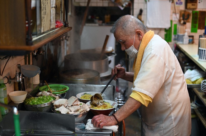 中華そばを作るつたふじ店主の仁井博明さん＝広島県尾道市で2026年4月15日、佐藤賢二郎撮影