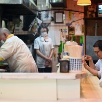 中華そばを作るつたふじ店主の仁井博明さん（左）と次女の牧平真貴子さん（中央）＝広島県尾道市で2026年4月15日、佐藤賢二郎撮影