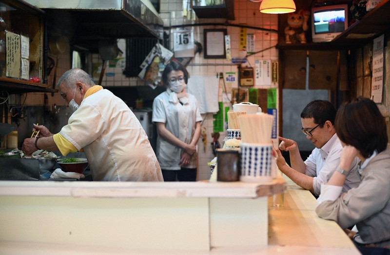 中華そばを作るつたふじ店主の仁井博明さん（左）と次女の牧平真貴子さん（中央）＝広島県尾道市で2026年4月15日、佐藤賢二郎撮影
