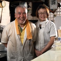 つたふじ店主の仁井博明さん（左）と次女の牧平真貴子さん＝広島県尾道市で2026年4月15日、佐藤賢二郎撮影