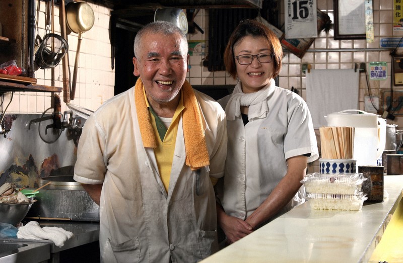 つたふじ店主の仁井博明さん（左）と次女の牧平真貴子さん＝広島県尾道市で2026年4月15日、佐藤賢二郎撮影