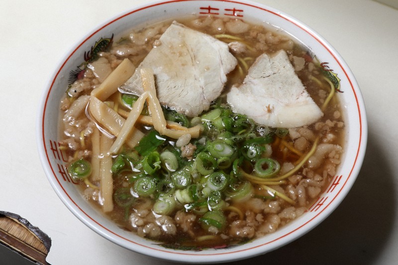 つたふじの中華そば（並）＝広島県尾道市で2026年4月15日、佐藤賢二郎撮影