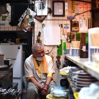 記者の質問に答えるつたふじの仁井博明さん＝広島県尾道市で2026年4月15日、佐藤賢二郎撮影