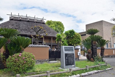 福沢諭吉が幼少期から青年期までを過ごした旧居（左）と福沢記念館＝大分県中津市で2026年4月20日午前11時46分、出来祥寿撮影