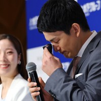 引退記者会見で涙する木原龍一さん（右）と見守る三浦璃来さん＝東京都千代田区で2026年4月28日午前10時34分、猪飼健史撮影